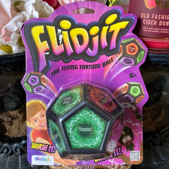 Flidjit The Flying Fortune Ball - Picture 1 of 2